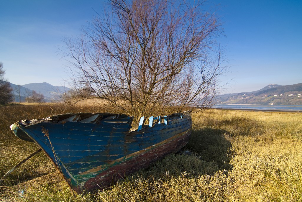 Barca abandonada en la Reserva de la Biosfera de Urdaibai, Vizcaya, Pais Vasco