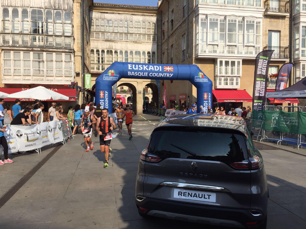 El calor y Gaursa Rent a Car protagonistas en el Triathlon de Vitoria